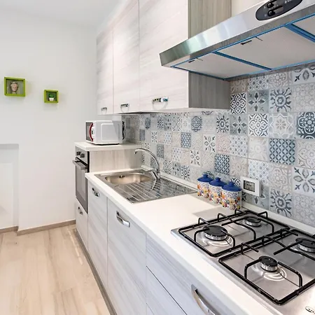 Cozy With Private Parking Apartment *