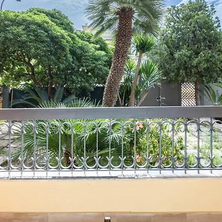Cozy With Private Parking Apartment *