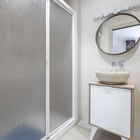 Apartment Cozy With Private Parking *