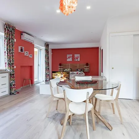 Cozy With Private Parking Apartment *