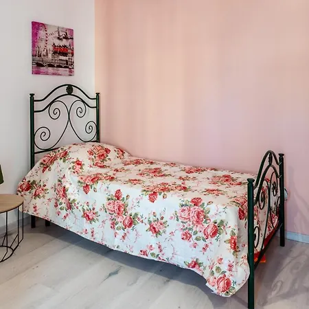 Cozy With Private Parking Apartment