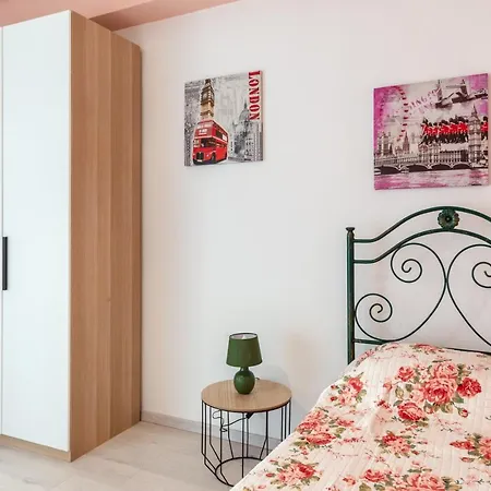 Cozy With Private Parking Apartment